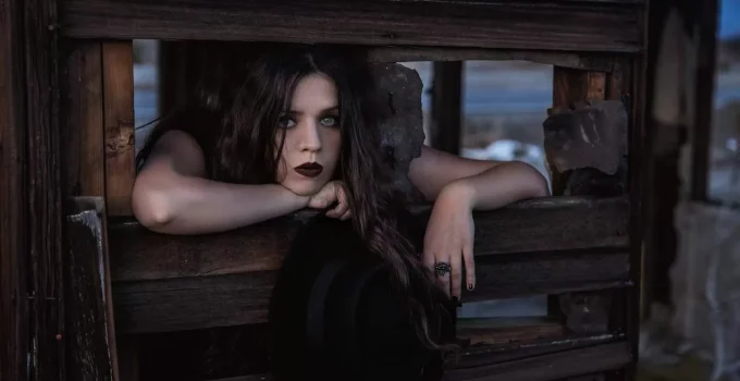 Orbiting In Dating: How It Hurts & How To Deal With It